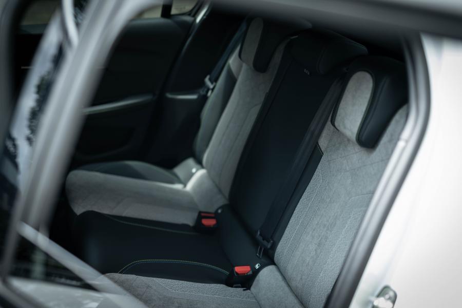 Интерьер Peugeot 208 GT Line 2020 года  (JP) (фото 8 из 20)
